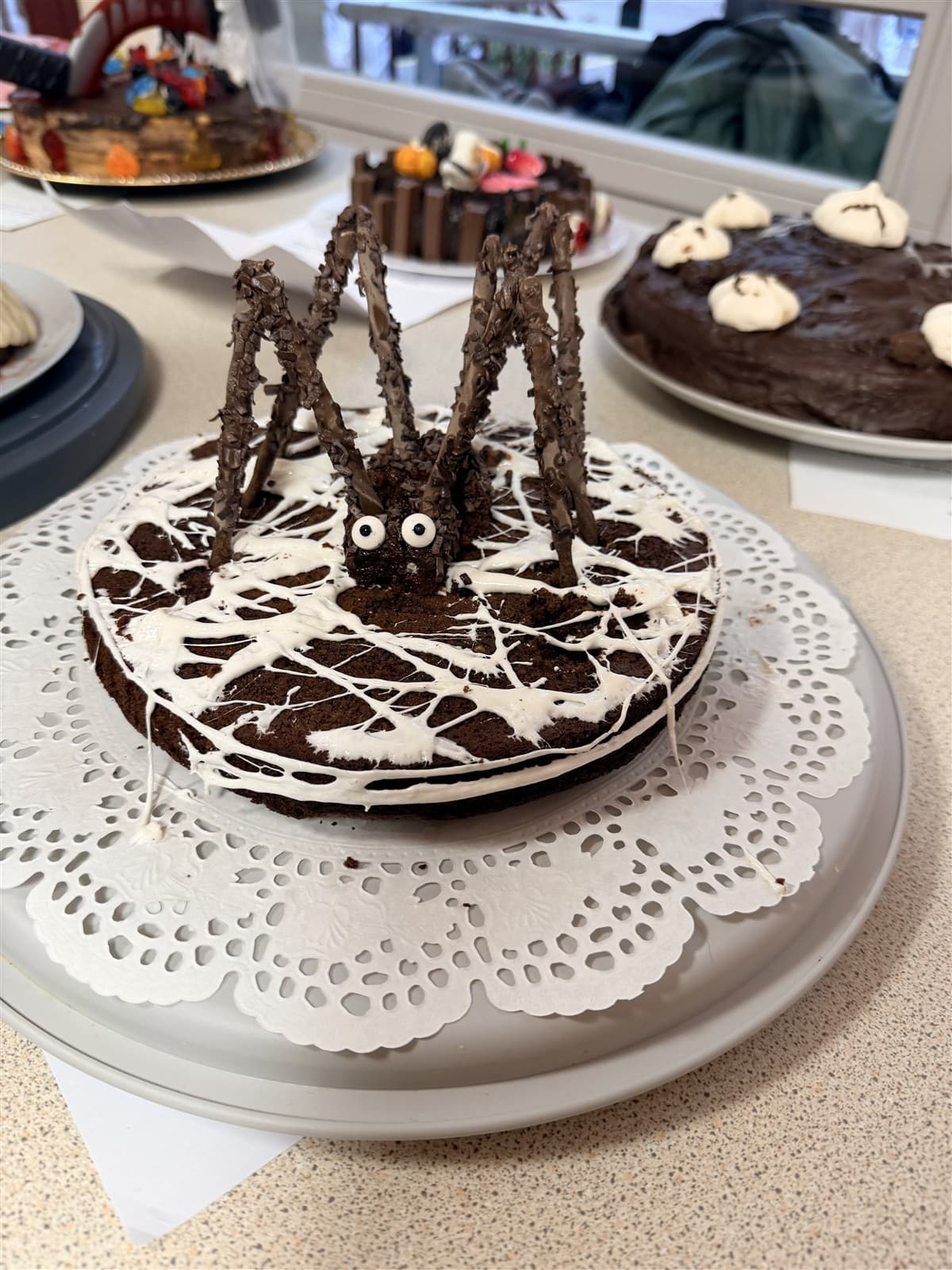 Gâteau décoré d’une araignée en chocolat et d’une toile blanche