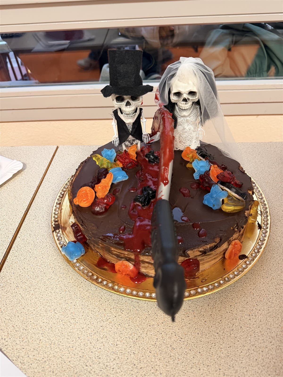 Gâteau au chocolat décoré de deux squelettes et de bonbons colorés